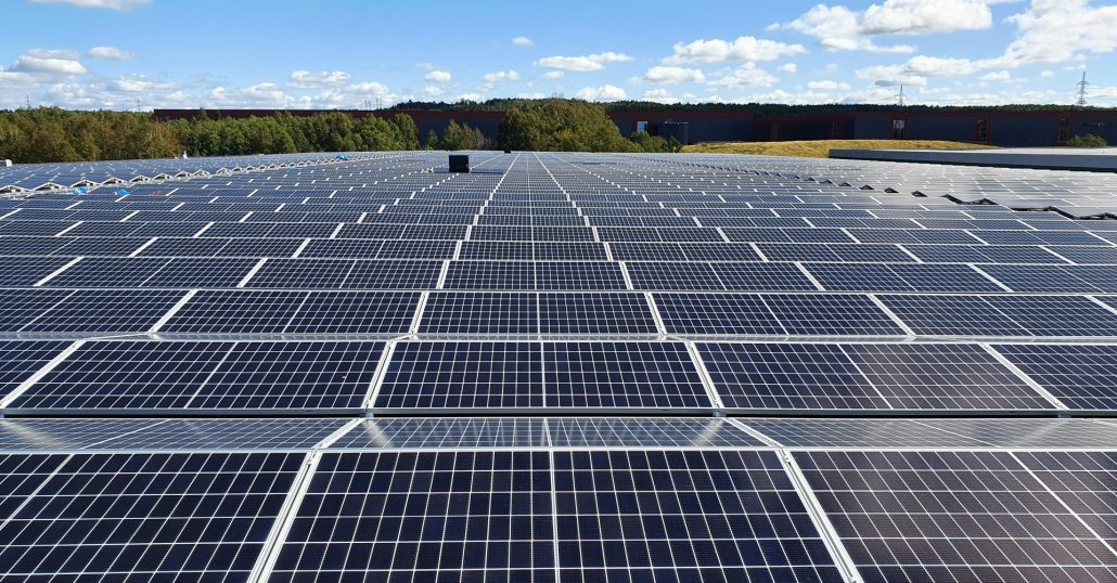 Rośnie popularność fotowoltaiki — obecnie około 14 % domów jednorodzinnych w Polsce ma własną instalację fotowoltaiczną [źródło: biznes.newseria.pl]