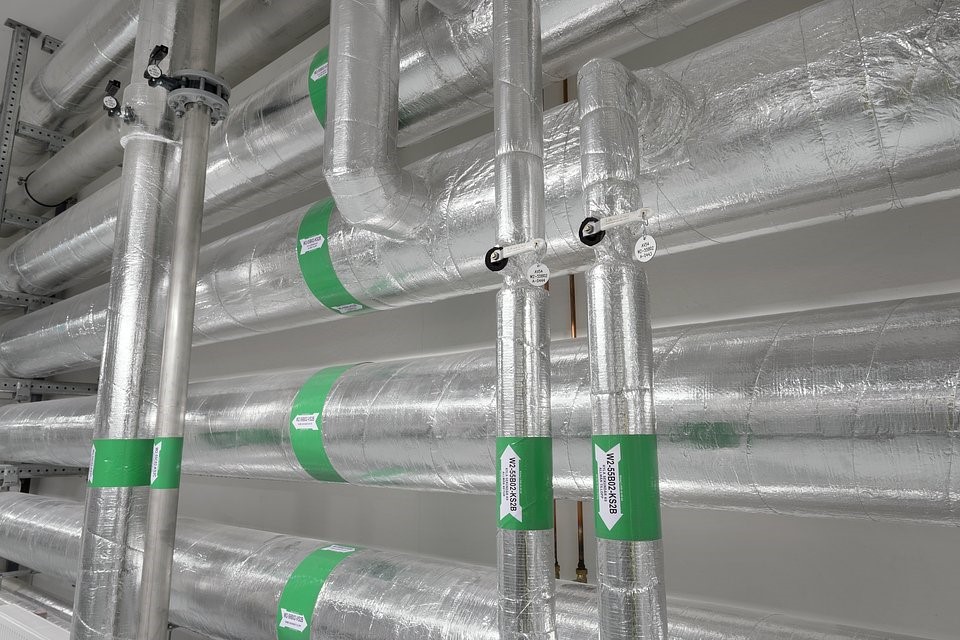Jak wykonać izolację systemów HVAC matami? [źródło: www.paroc.pl]
