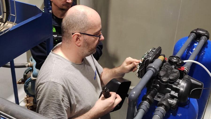 Dlaczego warto wykonywać serwis stacji i urządzeń do uzdatniania wody?