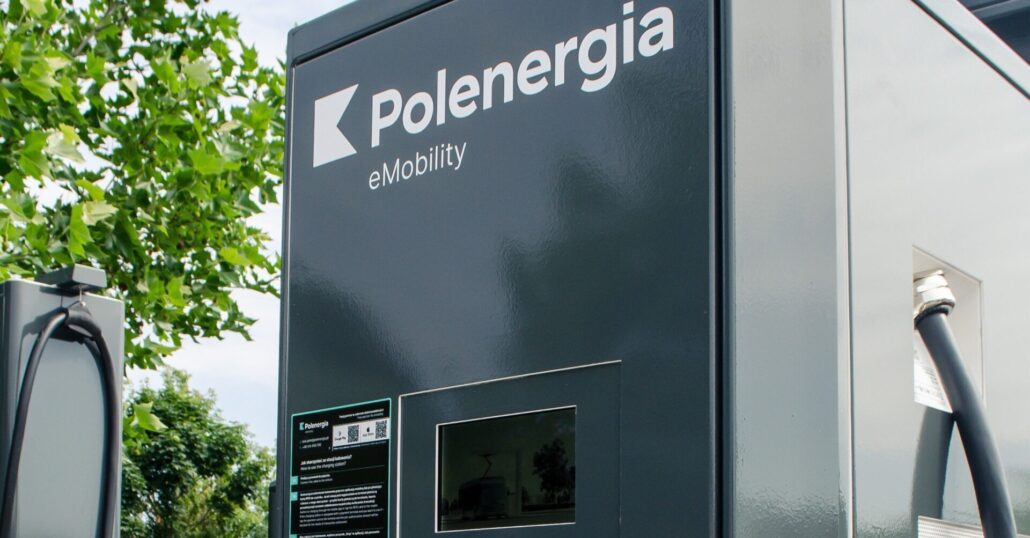 Niższe ceny ładowania samochodów elektrycznych do końca maja. Polenergia uruchomiła „Godziny i weekendy z OZE”