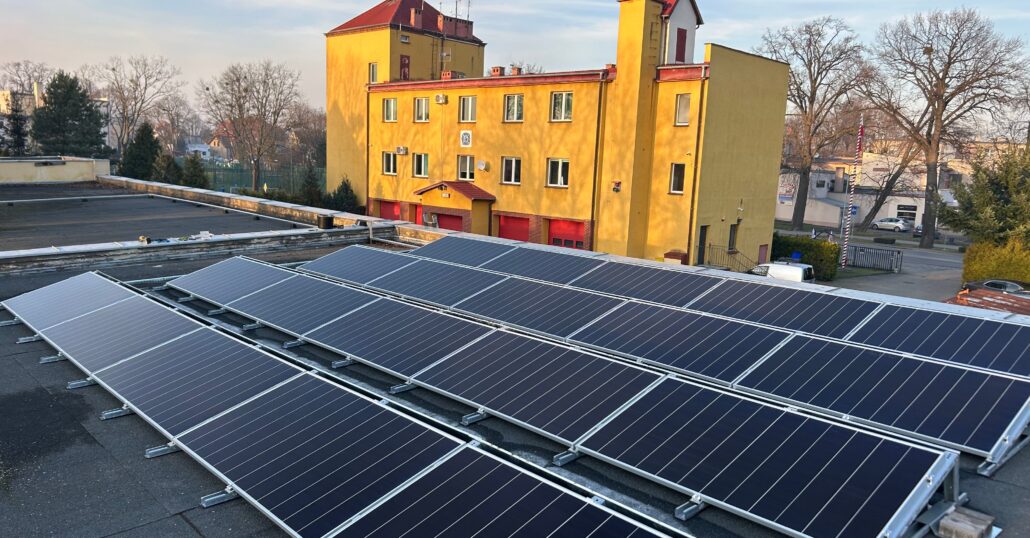 Jednostki straży pożarnej zasilane czystą energią dzięki panelom słonecznym