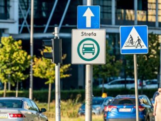 Polacy przeciw smogowi: chcą stref czystego transportu i mniej starych aut w kraju