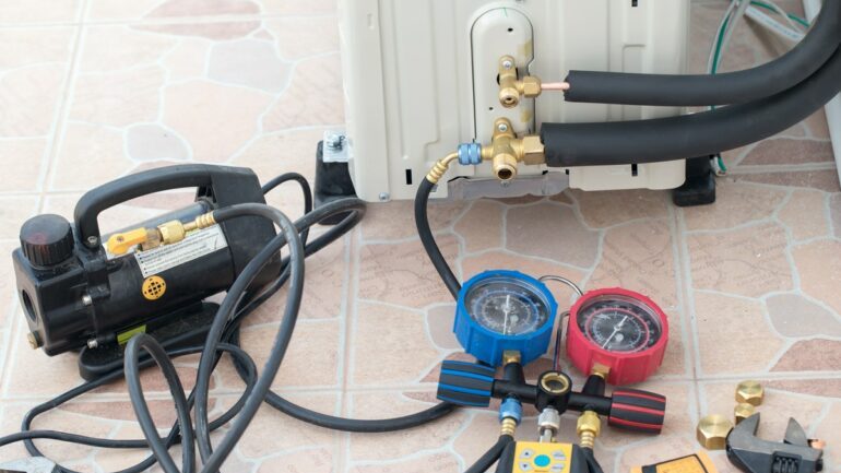 Napełnianie klimatyzacji – czym jest, jak przebiega i dlaczego warto zlecić je specjaliście