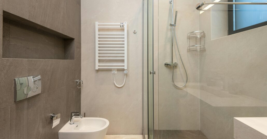 Grzejniki elektryczne w domu – jak połączyć komfort cieplny z niskimi rachunkami?