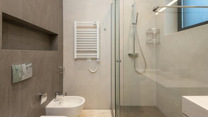 Grzejniki elektryczne w domu – jak połączyć komfort cieplny z niskimi rachunkami?