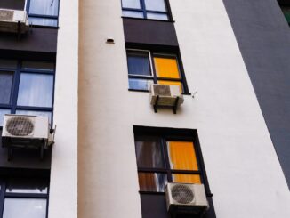 Klimatyzator w bloku – co mówią przepisy i jakie zgody uzyskać?