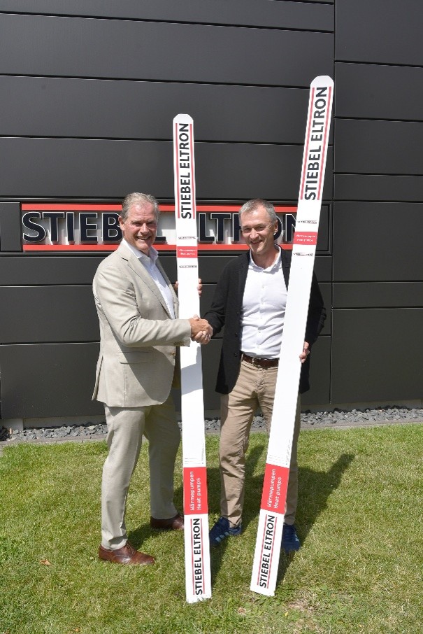 Stiebel Eltron rozpoczyna międzynarodowy sponsoring skoków narciarskich 2 Franz Fottinger Fischer Sports i Heinz Werner Schmidt Stiebel Eltron